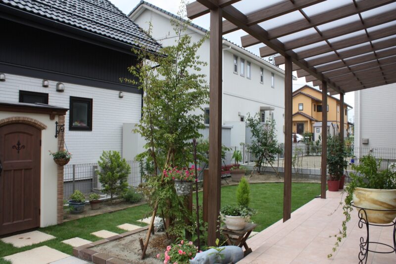 仙台市　パーゴラテラスのあるお庭